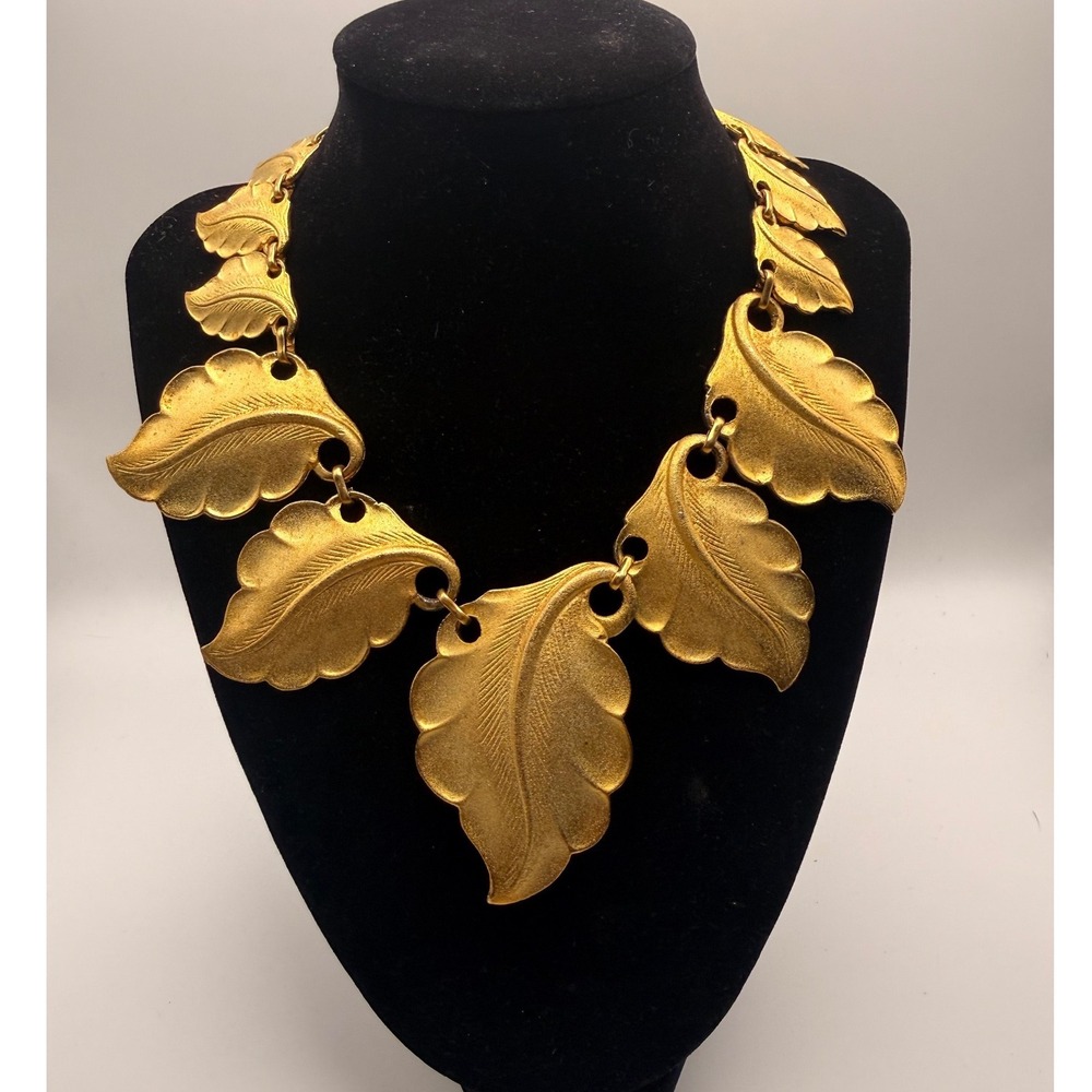 Vintage Gold Tone Textured Leaf Statement Collar Necklace Toggle Clasp Graduated